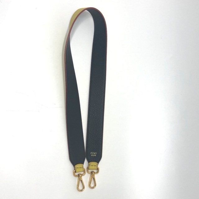 すぐ発送可能! 【美品】フェンディ レザー ストラップユー ショルダー すぐ発送可能! 【美品】フェンディ レザー ストラップユー ショルダー