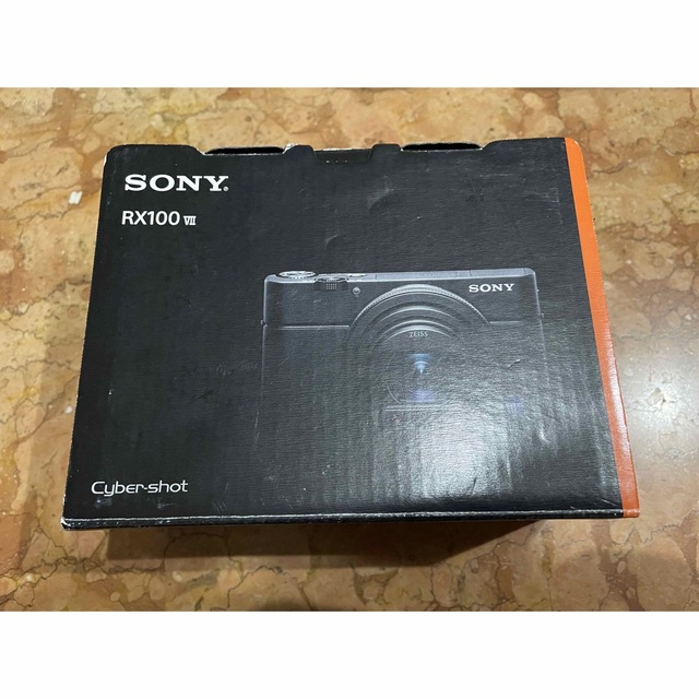 SONY(ソニー)のSONY RX DSC-RX100M7+アクセサリーキット ACC-TRBX スマホ/家電/カメラのカメラ(コンパクトデジタルカメラ)の商品写真