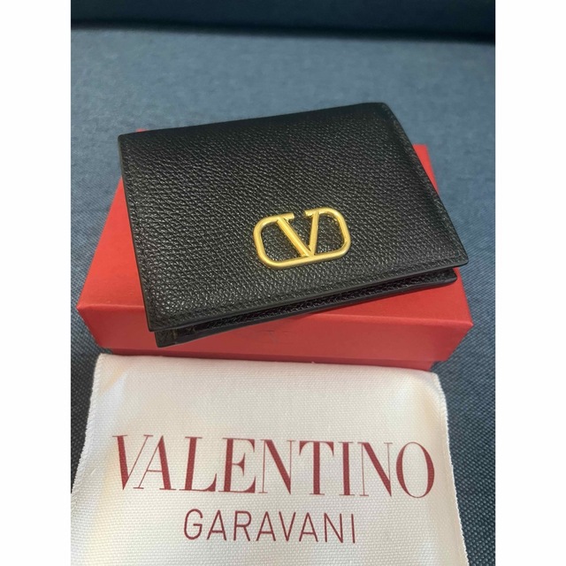 valentino garavani(ヴァレンティノガラヴァーニ)の新品　Vロゴ シグネチャー グレイン　レザー　黒　財布　コンパクトウォレット  メンズのファッション小物(折り財布)の商品写真