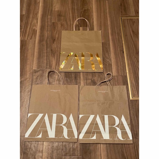 ZARA(ザラ)のZARA ザラ　紙袋 中3枚　限定金色ロゴあり 他同時購入割引します。 レディースのバッグ(ショップ袋)の商品写真