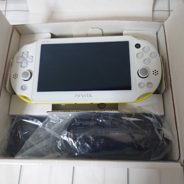 PlayStation Vita(プレイステーションヴィータ)のPlayStation®VitaPCH-2000シリーズライムグリーンホワイ エンタメ/ホビーのゲームソフト/ゲーム機本体(携帯用ゲーム機本体)の商品写真