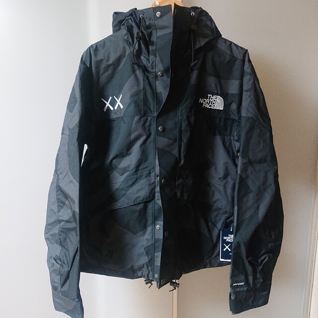 THE NORTH FACE(ザノースフェイス)のthe north face xx kaws mountain jacket s メンズのジャケット/アウター(ナイロンジャケット)の商品写真