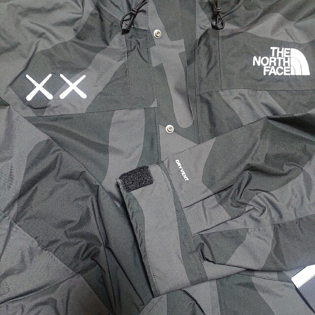 THE NORTH FACE(ザノースフェイス)のthe north face xx kaws mountain jacket s メンズのジャケット/アウター(ナイロンジャケット)の商品写真