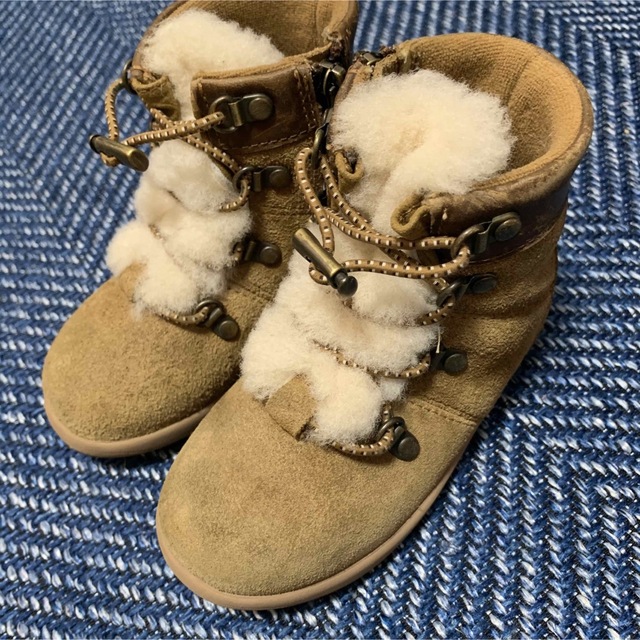 UGG(アグ)のugg アグ　子供靴　キッズブーツ　ブーツ キッズ/ベビー/マタニティのキッズ靴/シューズ(15cm~)(ブーツ)の商品写真