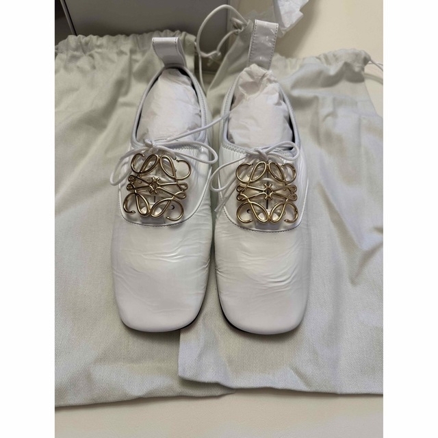 LOEWE(ロエベ)のLOEWE アナグラムホワイトパテントレースアップシューズ レディースの靴/シューズ(ローファー/革靴)の商品写真