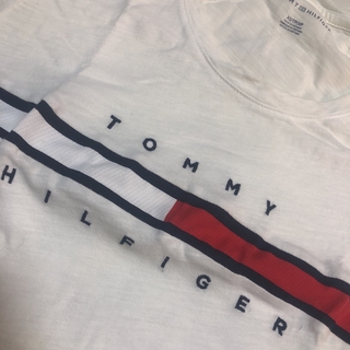 トミーヒルフィガー(TOMMY HILFIGER)のトミー　Tシャツ　ホワイト　ロゴ(Tシャツ(半袖/袖なし))