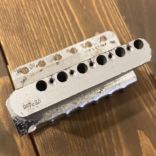 Fender(フェンダー)のフェンダー　シンクロナイズドトレモロ　ストラト用　ブリッジ　純正　レリック 楽器のギター(パーツ)の商品写真