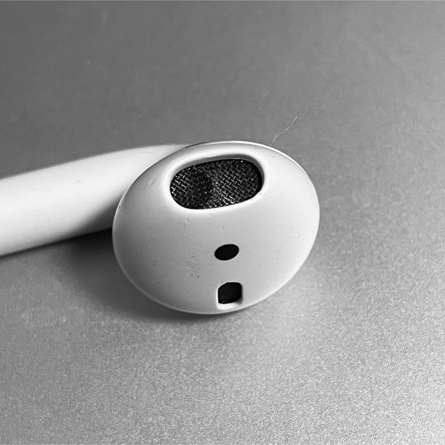 Apple(アップル)のApple AirPods 2世代　片耳 R 片方 右耳 290 スマホ/家電/カメラのオーディオ機器(ヘッドフォン/イヤフォン)の商品写真