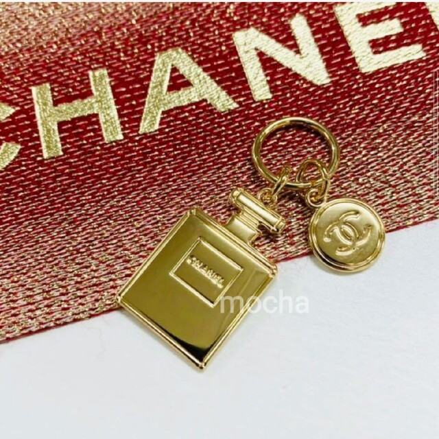 CHANEL(シャネル)の新品未使用◆CHANEL　シャネル2022 ホリデー限定　N°5ボトル　チャー厶 コスメ/美容のコスメ/美容 その他(その他)の商品写真