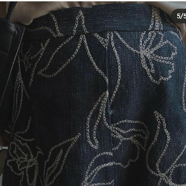 Ameri VINTAGE(アメリヴィンテージ)のDENIM LIKE FLOWER SKIRT  　Msize レディースのスカート(ロングスカート)の商品写真