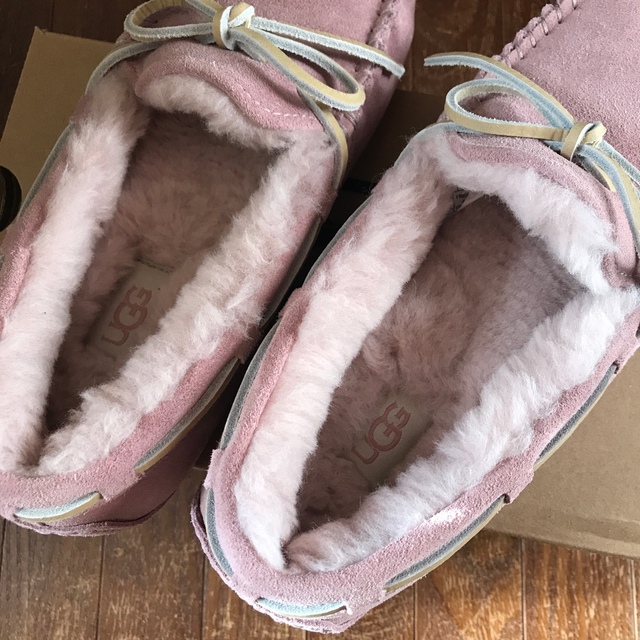 UGG(アグ)のUGG ダコタ ピンク 5 モカシン 22センチ レディースの靴/シューズ(スリッポン/モカシン)の商品写真