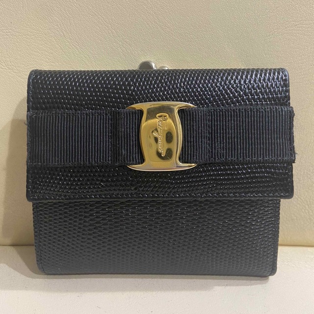 Salvatore Ferragamo(サルヴァトーレフェラガモ)の【良品】サルバトーレフェラガモ ヴァラリボン  二つ折り 財布 折財布 レディースのファッション小物(財布)の商品写真