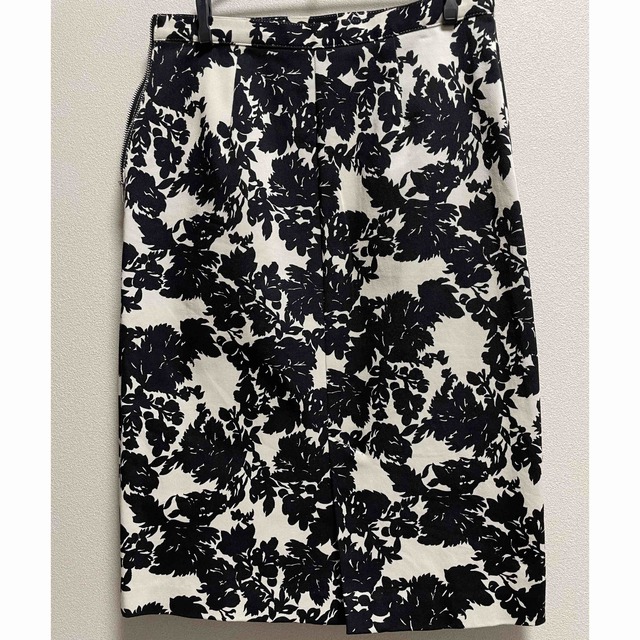 TOMORROWLAND(トゥモローランド)のTOMORROWLAND デプレ　フラワースカート　膝下　サイズ0 レディースのスカート(ひざ丈スカート)の商品写真