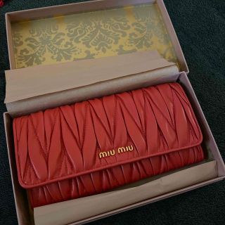 ミュウミュウ(miumiu)の クーポン値下げ　値下げMiu Miu お財布　コーラル　未使用(財布)