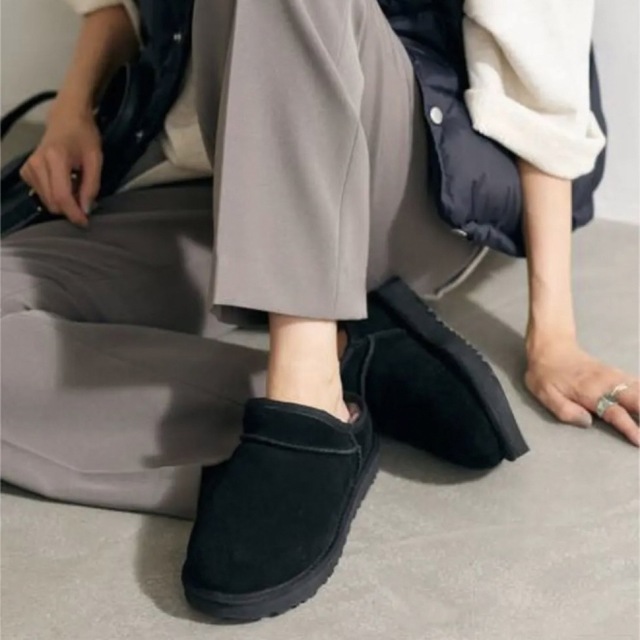 UGG(アグ)のFRAMeWORK 【UGG/アグ】CLASSIC SLIPPER サイズ24 レディースの靴/シューズ(スリッポン/モカシン)の商品写真