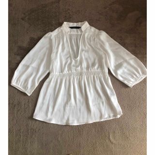 ザラ(ZARA)のZARA   Uネック　サテン地　ギャザー付き　トップス　ホワイト　XS(シャツ/ブラウス(長袖/七分))