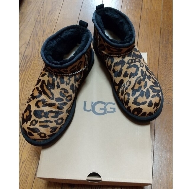 UGG(アグ)の箱ありUGG アグクラシックウルトラミニ パンサー ブーツ レディース 25cm レディースの靴/シューズ(ブーツ)の商品写真