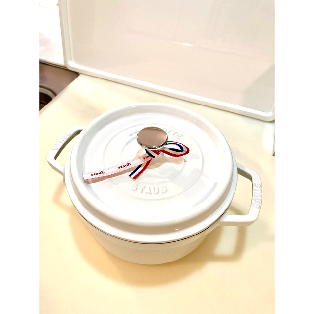 STAUB(ストウブ)のstaub ストウブ　ココット　ラウンド　22㎝　ホワイト インテリア/住まい/日用品のキッチン/食器(鍋/フライパン)の商品写真