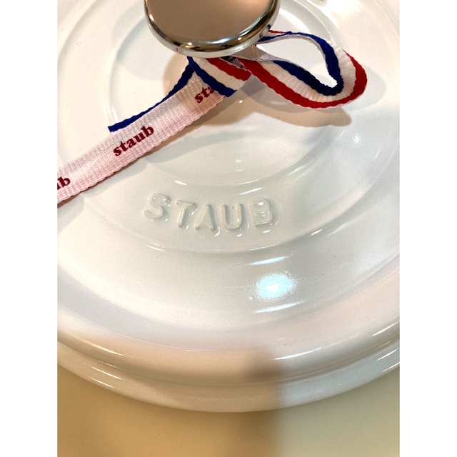 STAUB(ストウブ)のstaub ストウブ　ココット　ラウンド　22㎝　ホワイト インテリア/住まい/日用品のキッチン/食器(鍋/フライパン)の商品写真
