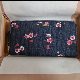 ミュウミュウ(miumiu)のmiumiu 日本限定 花柄デニム オールラウンドジッパー 長財布(財布)