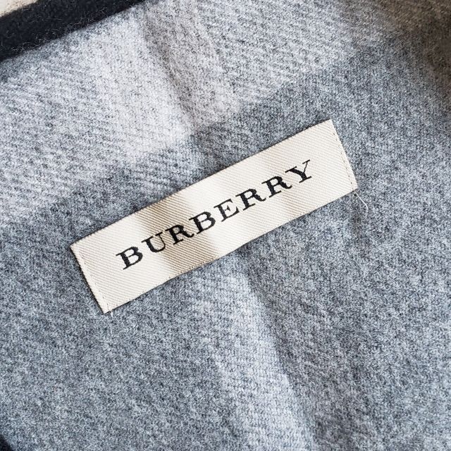 BURBERRY(バーバリー)のバーバリー ☆ リバーシブル ケープ ポンチョ チェック柄 モノトーン ブラック レディースのジャケット/アウター(ポンチョ)の商品写真