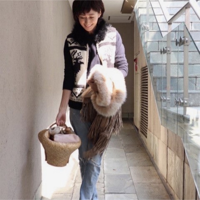 DEUXIEME CLASSE(ドゥーズィエムクラス)の田丸麻紀さんも愛用⭐︎女性らしいラクーンファー付カウチンベストF レディースのトップス(ニット/セーター)の商品写真