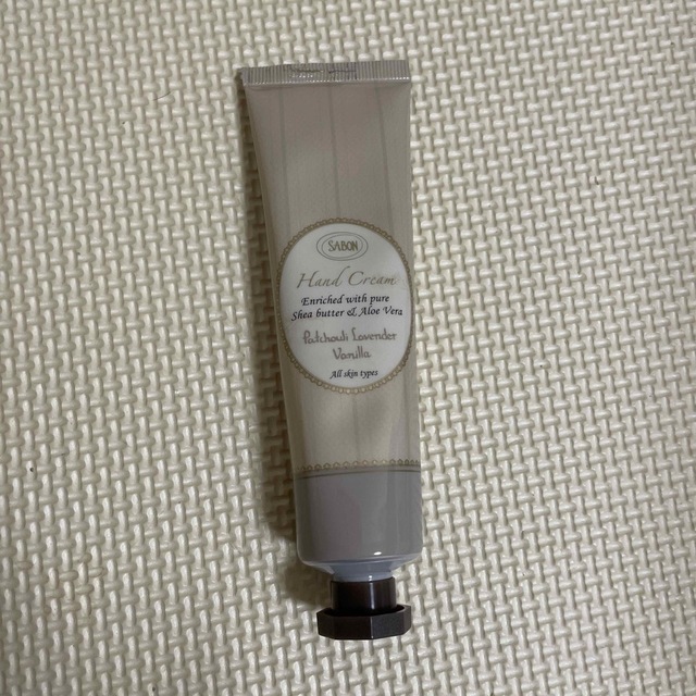 SABON(サボン)のSABON ハンドクリーム　パチュリ・ラベンダー・バニラ　50ml コスメ/美容のボディケア(ハンドクリーム)の商品写真