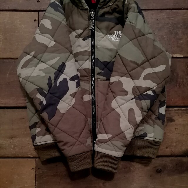 THE NORTH FACE(ザノースフェイス)のノースフェイス キッズ ヤッキンジャケット アウター 迷彩 カモフラ 120 キッズ/ベビー/マタニティのキッズ服男の子用(90cm~)(ジャケット/上着)の商品写真