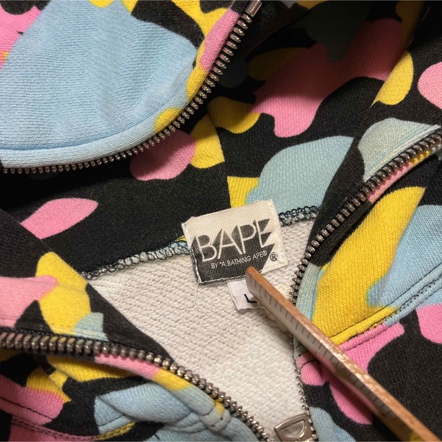 APE  BAPE  KAWS キャンディーカモ　CAMO 迷彩　パーカー　L