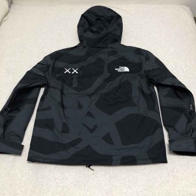 THE NORTH FACE(ザノースフェイス)の新品 the north face kaws カウズ ノースフェイス  L 黒 メンズのジャケット/アウター(マウンテンパーカー)の商品写真