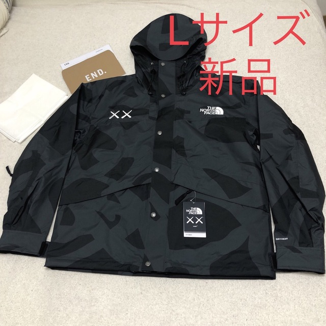 THE NORTH FACE(ザノースフェイス)の新品 the north face kaws カウズ ノースフェイス  L 黒 メンズのジャケット/アウター(マウンテンパーカー)の商品写真