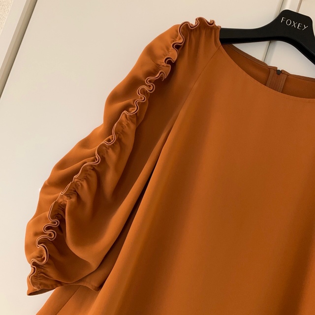 FOXEY - ♡美品♡ FOXEY お袖フリル ブラウス ブラウン系 38 40の通販