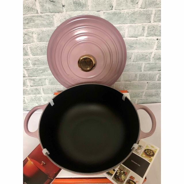 LE CREUSET(ルクルーゼ)の★ル・クルーゼ ★シグニチャー マルミット 26cm モーヴピンク★ インテリア/住まい/日用品のキッチン/食器(鍋/フライパン)の商品写真