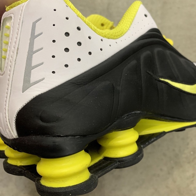 NIKE(ナイキ)のNIKE SHOX R4 黒 黄 BLACK YELLOW 104265-048 メンズの靴/シューズ(スニーカー)の商品写真