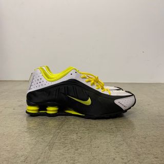 ナイキ(NIKE)のNIKE SHOX R4 黒 黄 BLACK YELLOW 104265-048(スニーカー)