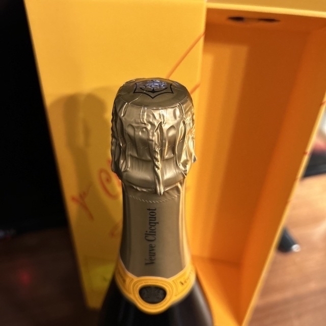 MOËT & CHANDON(モエエシャンドン)の(専用)ヴーヴクリコイエローラベル750ml 食品/飲料/酒の酒(ウイスキー)の商品写真