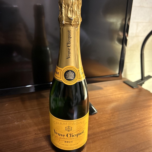 MOËT & CHANDON(モエエシャンドン)のヴーヴクリコイエロー　375ml 食品/飲料/酒の酒(シャンパン/スパークリングワイン)の商品写真