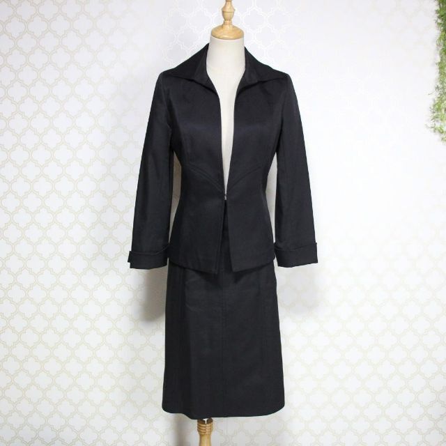 MOGA(モガ)の美品　ダブリュービー　モガ　スカートスーツ　2　M　黒　ストレッチ　巻きスカート レディースのフォーマル/ドレス(スーツ)の商品写真