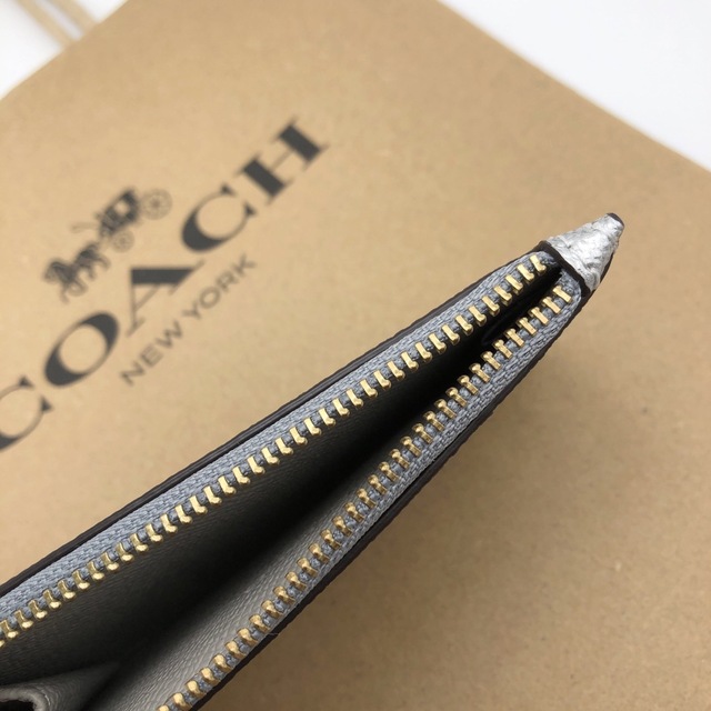 COACH(コーチ)の【COACH☆新品】スモール Lジップ カード ケース☆メタリック☆シルバー☆ レディースのファッション小物(名刺入れ/定期入れ)の商品写真