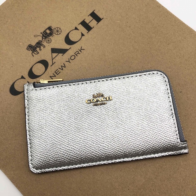 COACH(コーチ)の【COACH☆新品】スモール Lジップ カード ケース☆メタリック☆シルバー☆ レディースのファッション小物(名刺入れ/定期入れ)の商品写真