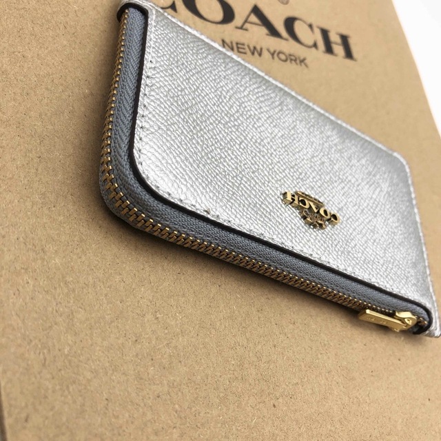 COACH(コーチ)の【COACH☆新品】スモール Lジップ カード ケース☆メタリック☆シルバー☆ レディースのファッション小物(名刺入れ/定期入れ)の商品写真