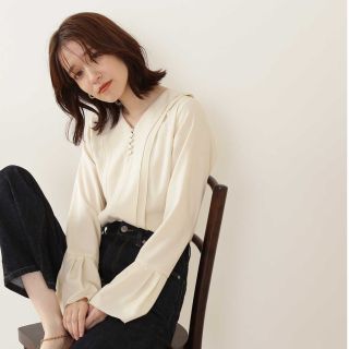 エヌナチュラルビューティーベーシック(N.Natural beauty basic)のN.Natural beuty basic ダブルフリルVネックブラウス(シャツ/ブラウス(長袖/七分))