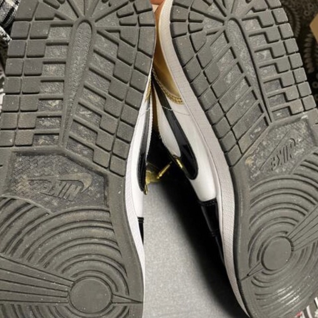 NIKE(ナイキ)のnike airjordan 1 low gold toe メンズの靴/シューズ(スニーカー)の商品写真