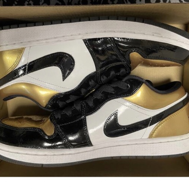 NIKE(ナイキ)のnike airjordan 1 low gold toe メンズの靴/シューズ(スニーカー)の商品写真