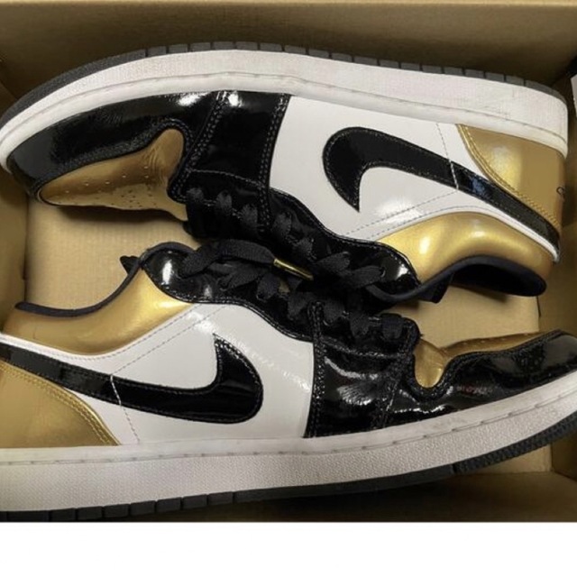 NIKE(ナイキ)のnike airjordan 1 low gold toe メンズの靴/シューズ(スニーカー)の商品写真