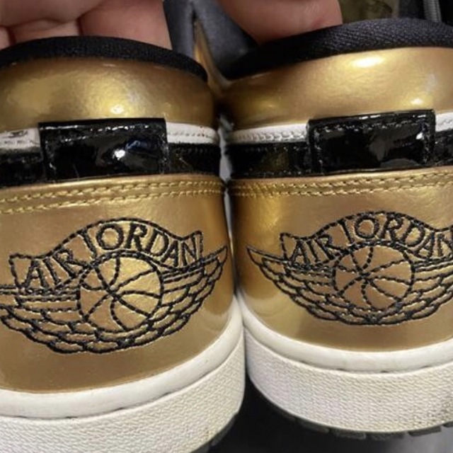 NIKE(ナイキ)のnike airjordan 1 low gold toe メンズの靴/シューズ(スニーカー)の商品写真