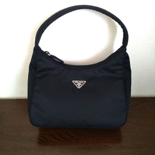 人気商品の 【美品】プラダ ワンショルダー 三角ロゴプレート 半月型