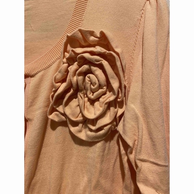 M'S GRACY(エムズグレイシー)のエムズグレイシー　胸元花モチーフ付きカーディガン レディースのトップス(カーディガン)の商品写真