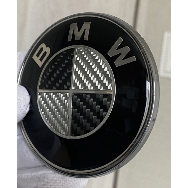 BMW(ビーエムダブリュー)のBMWカーボンエンブレムボンネットリア ブラック＆シルバー82mm74mmセット 自動車/バイクの自動車(車種別パーツ)の商品写真