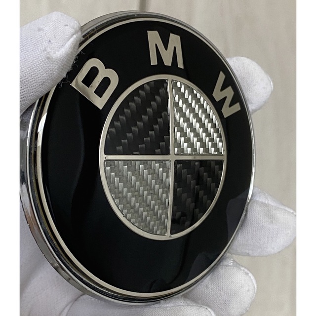 BMW(ビーエムダブリュー)のBMWカーボンエンブレムボンネットリア ブラック＆シルバー82mm74mmセット 自動車/バイクの自動車(車種別パーツ)の商品写真